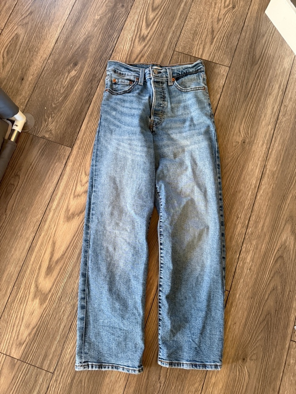 Levi’s rib cage straight ankle size 26 jeans